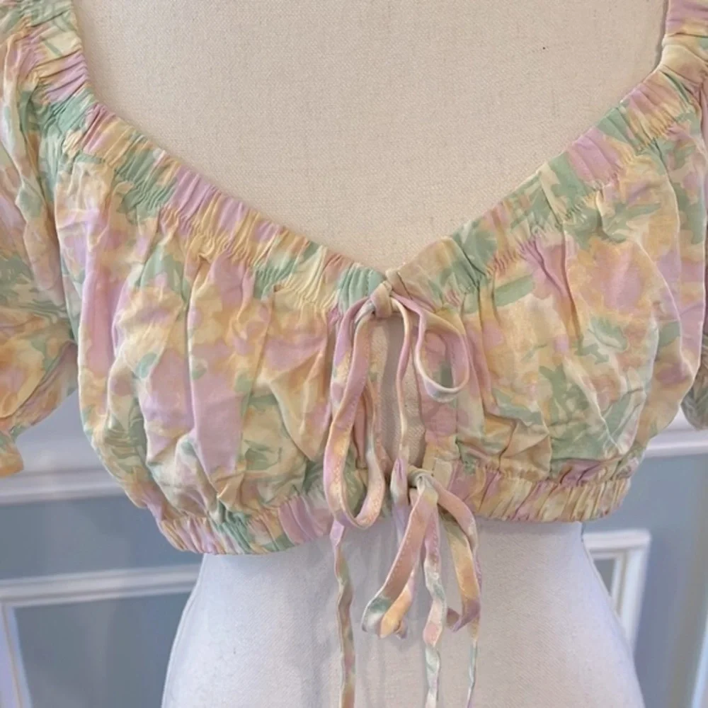 LIKE NEW PASTEL FLORAL TIE RUFFLE SLEEVE CROP TOP - SIZE S